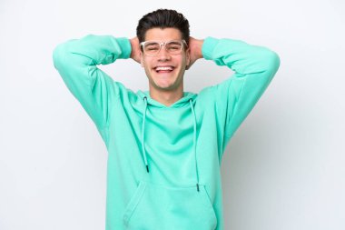 Beyaz fırında yapayalnız kalmış yakışıklı beyaz adam gülüyor.