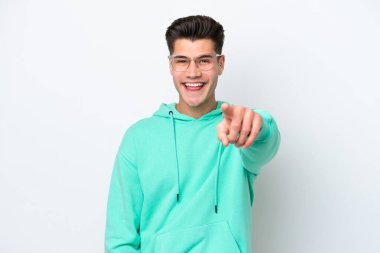 Beyaz fırında izole edilmiş yakışıklı beyaz adam şaşırmış ve ön tarafı işaret ediyor.