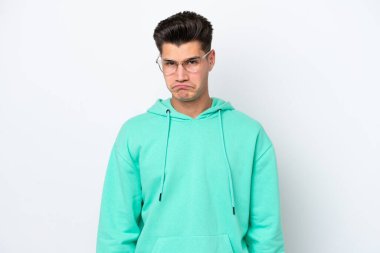 Beyaz fırında yalnız ve üzgün bir ifadeyle yakışıklı beyaz bir adam.