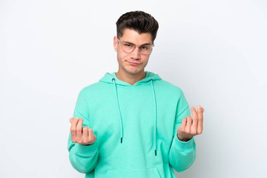 Beyaz fırında izole genç yakışıklı beyaz adam para hareketi yapıyor ama harap oldu.