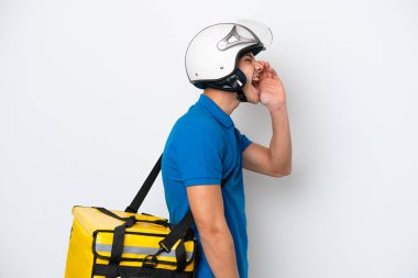 Beyaz arka planda izole edilmiş termal sırt çantalı beyaz bir adam ağzı sonuna kadar açık bağırıyor.