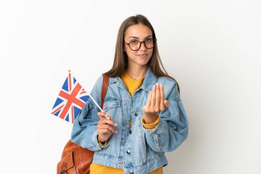 Birleşik Krallık bayrağını izole edilmiş beyaz arka planda tutan genç İspanyol kadın davet ediyor. Gelmene sevindim.