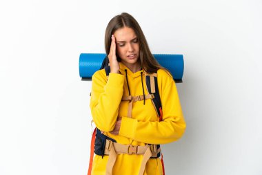 Genç dağcı kadın büyük bir sırt çantası ile izole beyaz arka plan üzerinde baş ağrısı ile