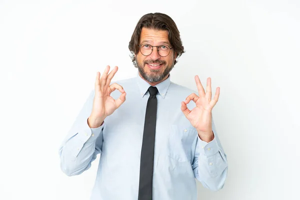 Senior Holenderski Biznes Człowiek Odizolowany Białym Tle Pokazując Znak Palcami — Zdjęcie stockowe