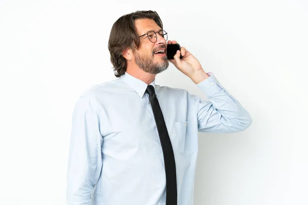 Starszy Holenderski Biznesmen Odizolowany Białym Tle Prowadzący Rozmowę Telefonem Komórkowym — Zdjęcie stockowe