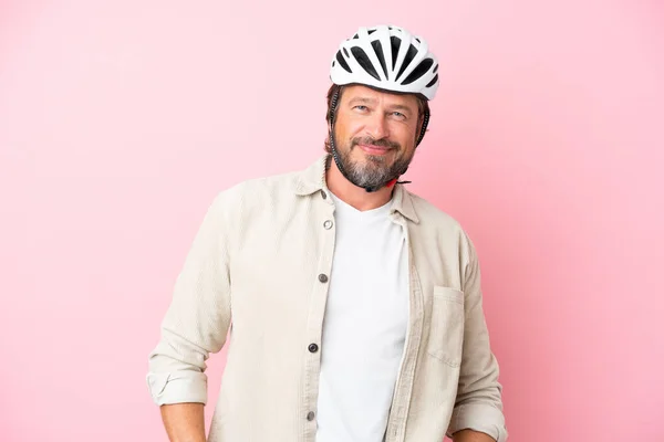 Homem Holandês Sênior Com Capacete Bicicleta Isolado Fundo Rosa Rindo — Fotografia de Stock