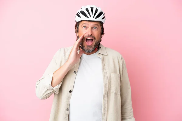 Homem Holandês Sênior Com Capacete Bicicleta Isolado Fundo Rosa Com — Fotografia de Stock