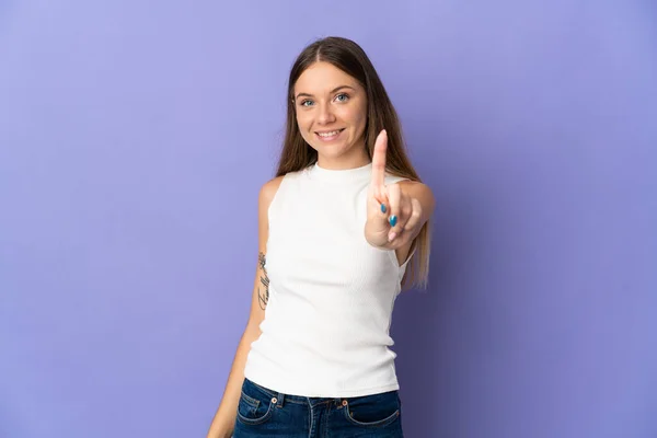 Молодая Литовская Женщина Выделяется Фиолетовом Фоне Показывая Поднимая Палец — стоковое фото