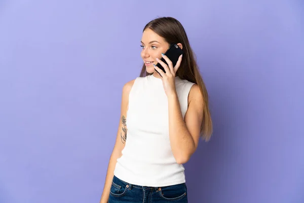 Молодая Литовская Женщина Изолирована Фиолетовом Фоне Ведения Разговора Кем Мобильного — стоковое фото
