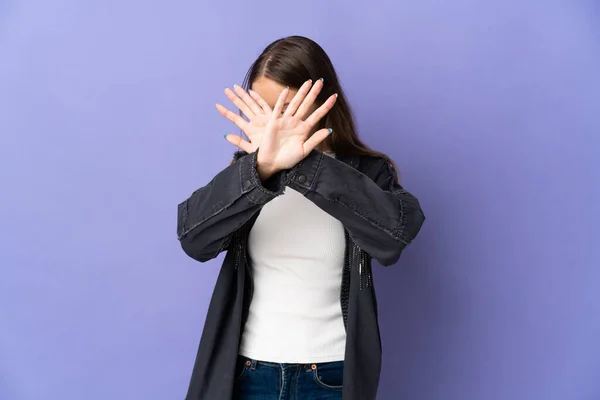 Jovem Lituana Mulher Isolada Fundo Roxo Nervoso Esticando Mãos Para — Fotografia de Stock