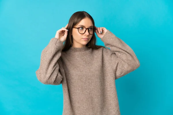 Jonge Litouwse Vrouw Geïsoleerd Blauwe Achtergrond Met Twijfels Denken — Stockfoto