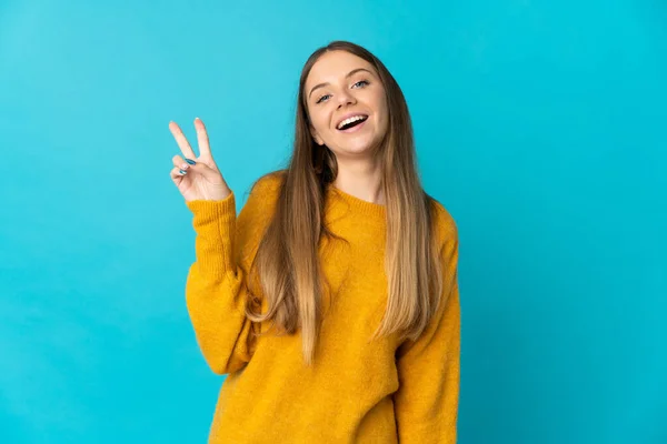 Jovem Lituana Mulher Isolada Fundo Azul Sorrindo Mostrando Sinal Vitória — Fotografia de Stock