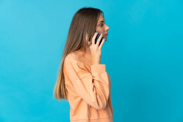 Молодая Литовская Женщина Изолирована Синем Фоне Ведения Разговора Кем Мобильного — стоковое фото