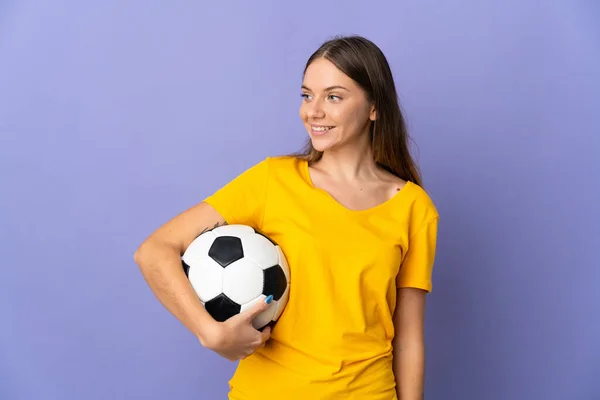 Joven Futbolista Lituana Aislada Sobre Fondo Púrpura Mirando Lado Sonriendo — Foto de Stock
