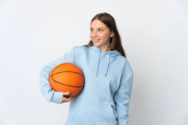 Jovem Lituana Jogando Basquete Isolado Fundo Branco Olhando Para Lado — Fotografia de Stock