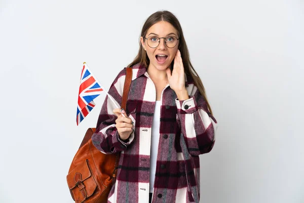 Junge Litauerin Mit Britischer Flagge Auf Weißem Hintergrund Und Schockiertem — Stockfoto
