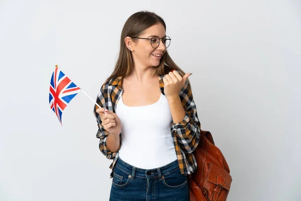 Mladá Litevka Držící Vlajku Spojeného Království Izolované Bílém Pozadí Ukazuje — Stock fotografie