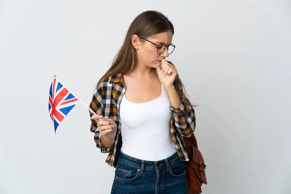一个年轻的立陶宛女人拿着一面英国国旗 被白色背景隔离 经常咳嗽 — 图库照片