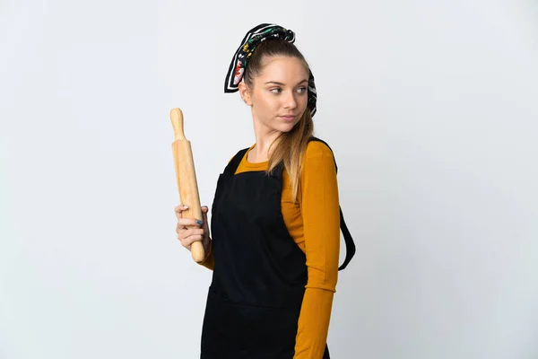 Jonge Litouwse Vrouw Met Een Deegroller Geïsoleerd Witte Achtergrond Portret — Stockfoto