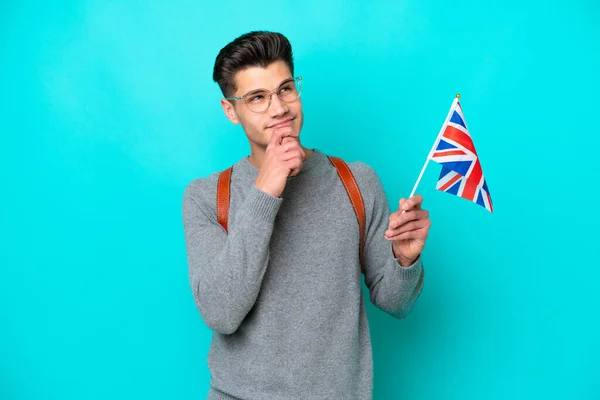 Junger Kaukasischer Mann Mit Einer Britischen Flagge Auf Blauem Hintergrund — Stockfoto