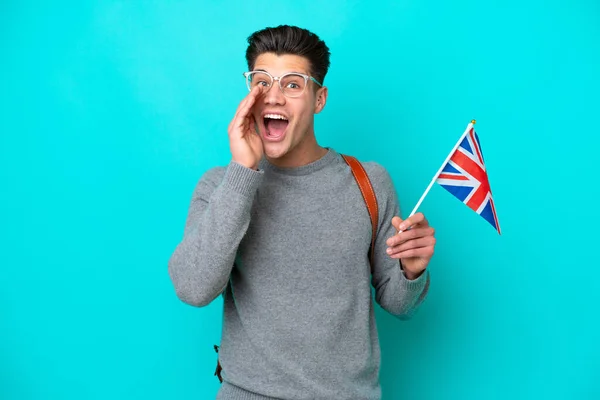 Junger Kaukasischer Mann Mit Einer Britischen Flagge Auf Blauem Hintergrund — Stockfoto