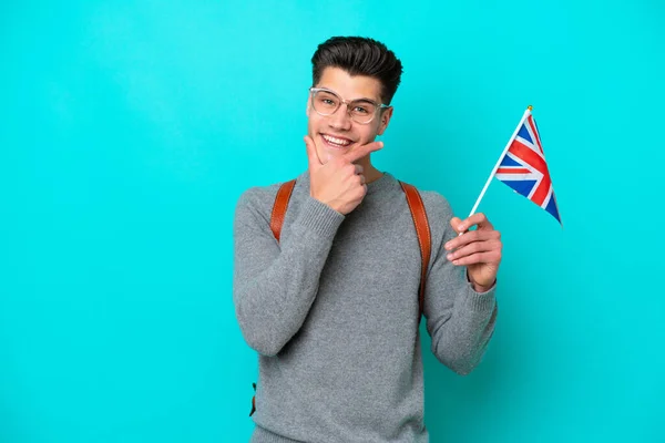 Junger Kaukasischer Mann Mit Einer Britischen Flagge Auf Blauem Hintergrund — Stockfoto