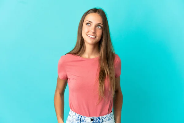 Jonge Vrouw Geïsoleerde Blauwe Achtergrond Denken Een Idee Tijdens Het — Stockfoto