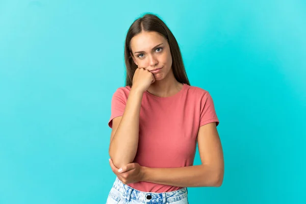 Mujer Joven Sobre Fondo Azul Aislado Con Expresión Cansada Aburrida — Foto de Stock