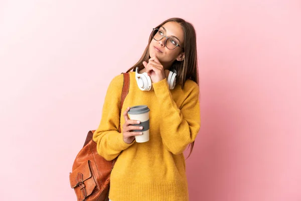 Jovem Estudante Mulher Sobre Fundo Rosa Isolado Olhando Para Cima — Fotografia de Stock