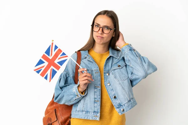 Mladá Hispánka Drží Britskou Vlajku Nad Izolovaným Bílým Pozadím Pochybnostmi — Stock fotografie