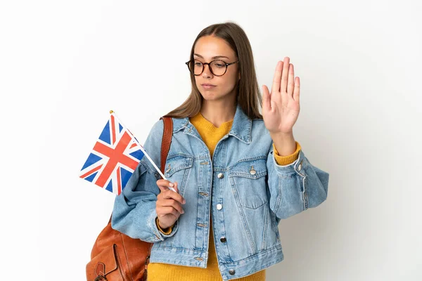 Mladá Hispánka Drží Vlajku Spojeného Království Nad Izolovaným Bílým Pozadím — Stock fotografie