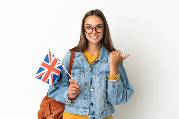 Mujer Hispana Joven Sosteniendo Una Bandera Del Reino Unido Sobre — Foto de Stock