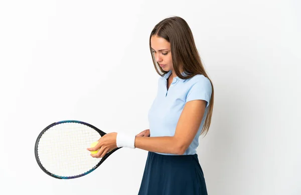 Молода Жінка Над Ізольованим Білим Тлом Грає Теніс — стокове фото