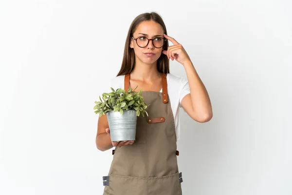 Tuinier Meisje Met Een Plant Geïsoleerde Witte Achtergrond Met Twijfels — Stockfoto