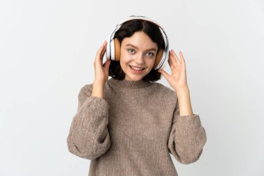 Genç Ukraynalı kız beyaz arka planda izole edilmiş müzik dinliyor.