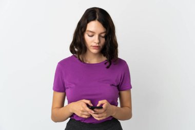 Genç Ukraynalı kız cep telefonu kullanarak beyaz arka planda izole edilmiş