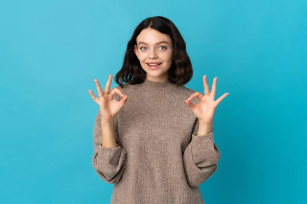 Teenager Ουκρανικό Κορίτσι Απομονώνονται Μπλε Φόντο Δείχνει Σημάδι Δύο Χέρια — Φωτογραφία Αρχείου