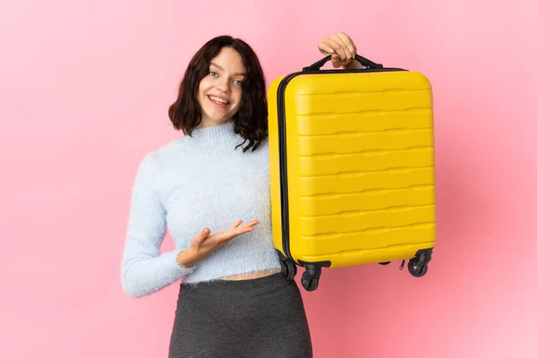 Adolescente Ucraniana Menina Isolada Fundo Rosa Férias Com Mala Viagem — Fotografia de Stock