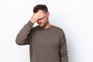 Genç Brezilyalı adam beyaz arka planda baş ağrısı ile izole edilmiş.