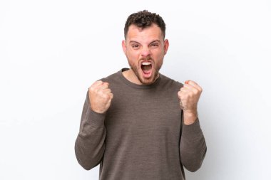 Beyaz arka planda izole edilmiş genç Brezilyalı bir adam kötü bir durum yüzünden hayal kırıklığına uğramış.