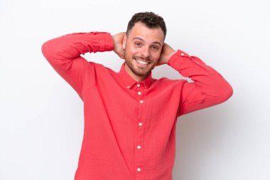 Genç Brezilyalı adam beyaz arka planda izole edilmiş gülüyor.