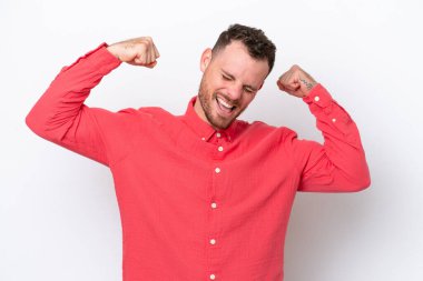 Beyaz arka planda izole edilmiş genç Brezilyalı adam güçlü bir jest yapıyor.