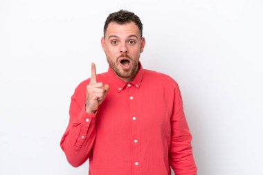 Beyaz arka planda izole edilmiş genç Brezilyalı bir adam parmak kaldırarak çözümü anlamaya çalışıyor.