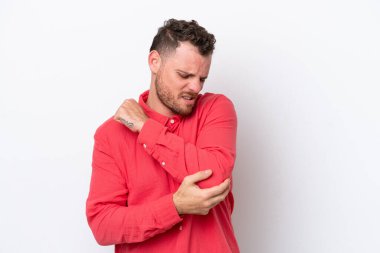 Genç Brezilyalı bir adam beyaz arka planda izole edilmiş, dirsek ağrısı var.