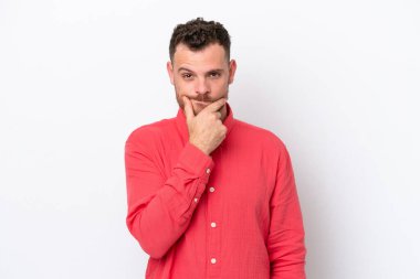 Genç Brezilyalı bir adam beyaz arka planda izole edilmiş şüpheleri var.