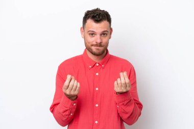 Genç Brezilyalı adam beyaz arka planda izole edilmiş para hareketi yapıyor ama mahvolmuş.