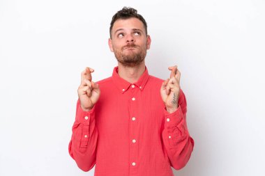 Genç Brezilyalı adam beyaz arka planda izole edilmiş, şans diliyor ve en iyisini diliyor.