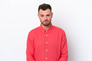 Genç Brezilyalı adam üzgün bir ifadeyle beyaz arka planda izole edilmiş.