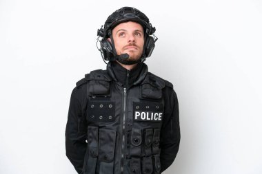 Brezilyalı asker beyaz arka planda izole edilmiş ve yukarı bakıyor.