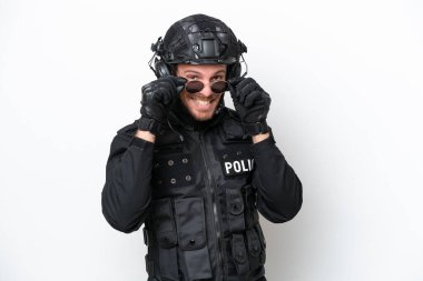 Brezilyalı asker beyaz arka planda gözlüklü ve şaşırmış.